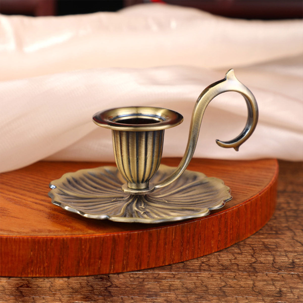 Retro Handheld Candlestick Holder European Style Metal Candle Stand