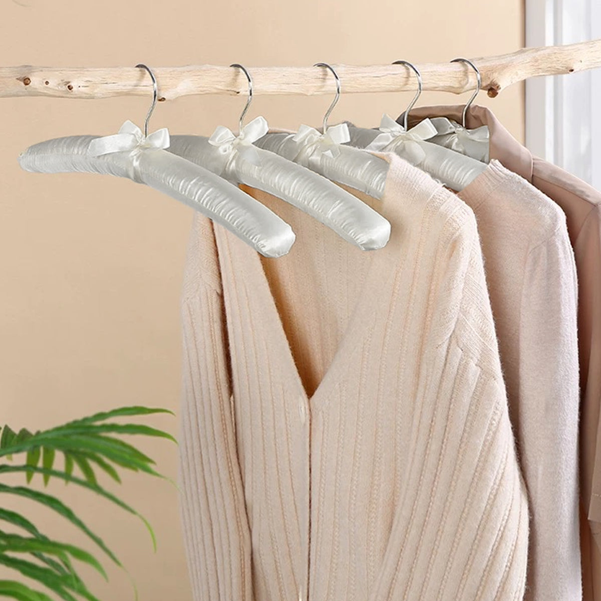 4pcs Silk Wrapped Fabric Clothes Hangers with Swivel Hook