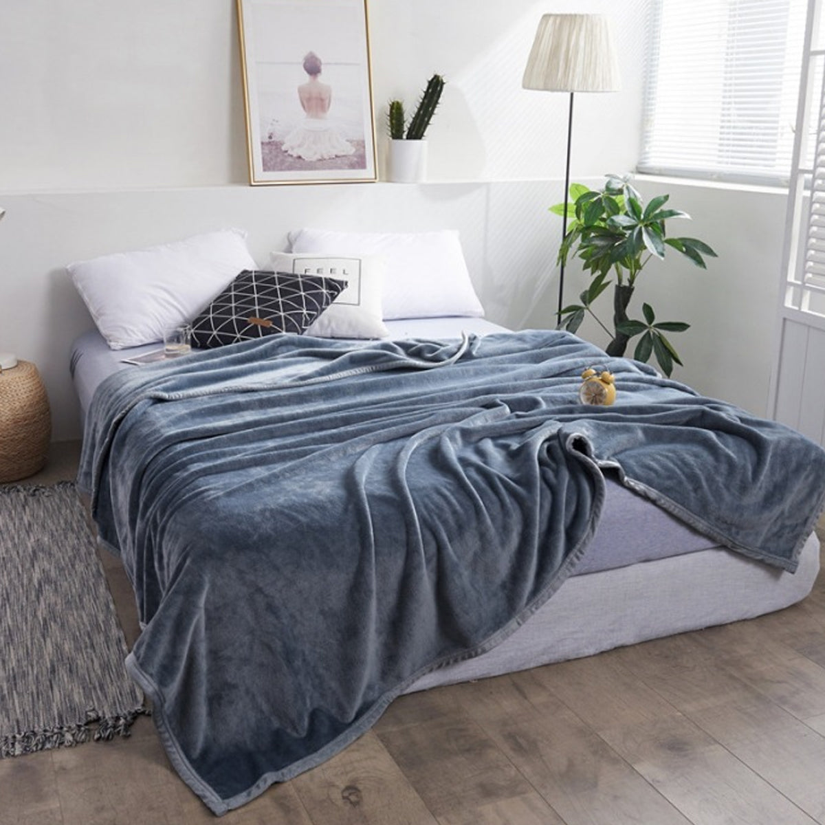 Soft Winter Flannel Blanket for Office Home Lunch Break Warm Cozy Throw Blanket