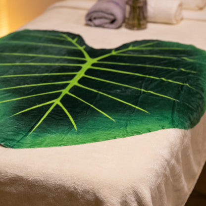 Leaf-Shaped Sofa Throw Blanket 150 × 150 cm – Product View 4