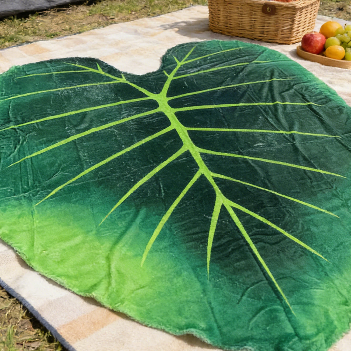 Leaf-Shaped Sofa Throw Blanket 150 × 150 cm – Product View 12