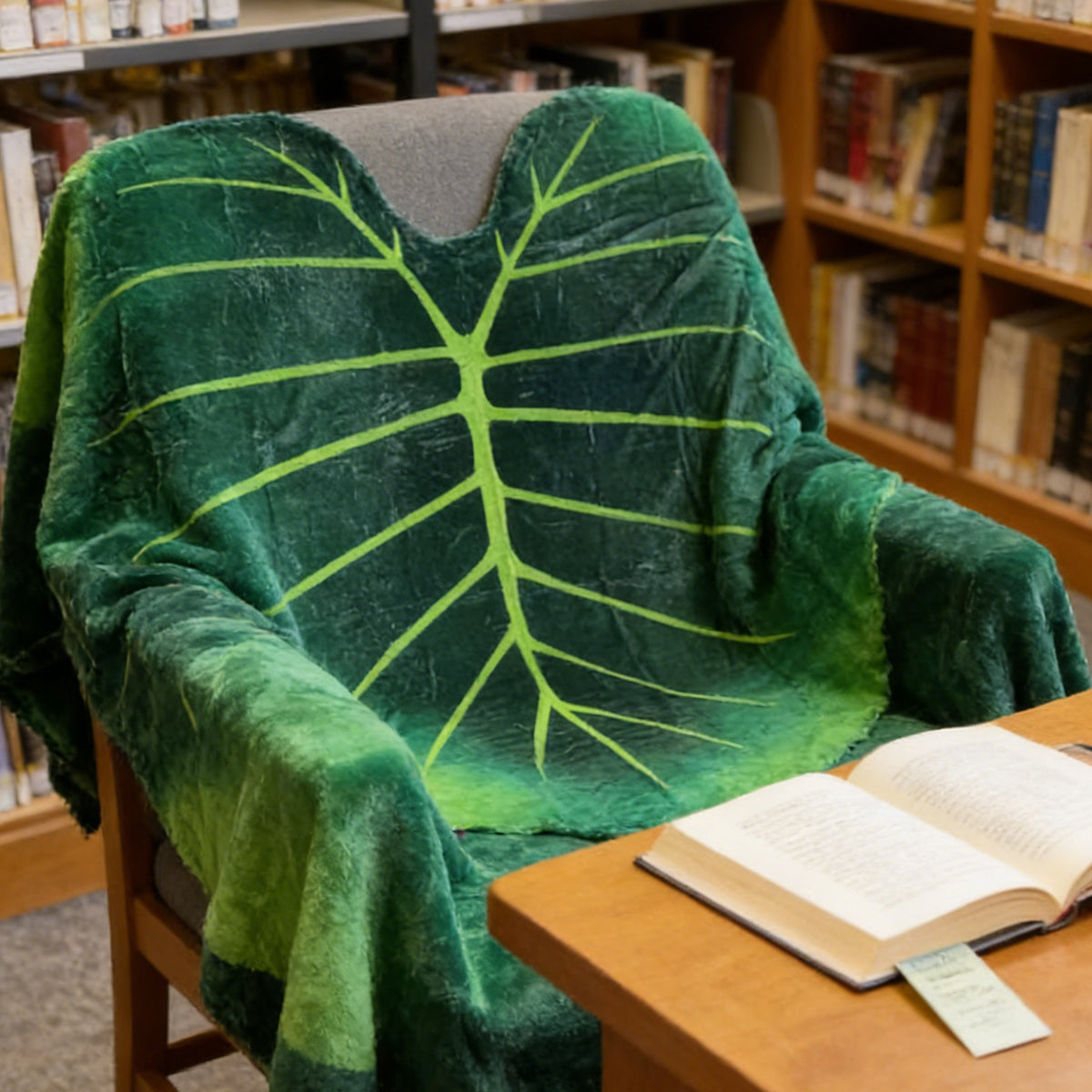 Leaf-Shaped Sofa Throw Blanket 150 × 150 cm – Product View 5