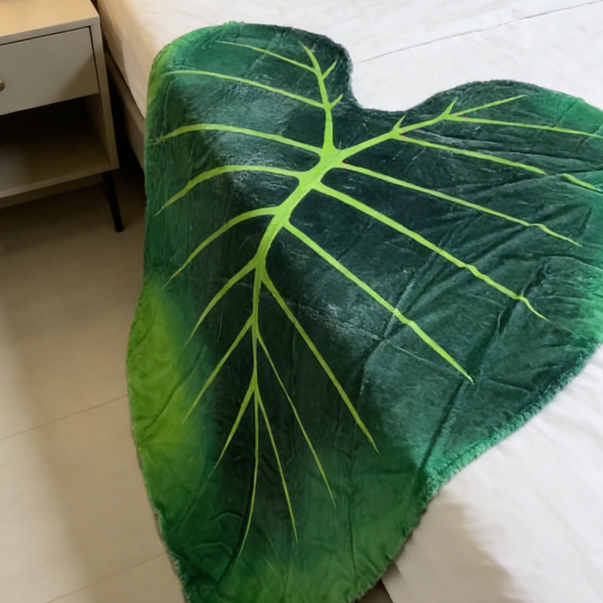 Leaf-Shaped Sofa Throw Blanket 150 × 150 cm – Product View 6